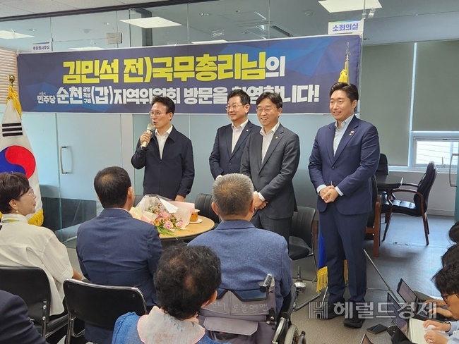 당권주자인 김민석 전 국무총리가 9일 동료 국회의원들과 함께 순천갑 지역위원회를 찾아 지지를 요청하고 있다. /박대성 기자.