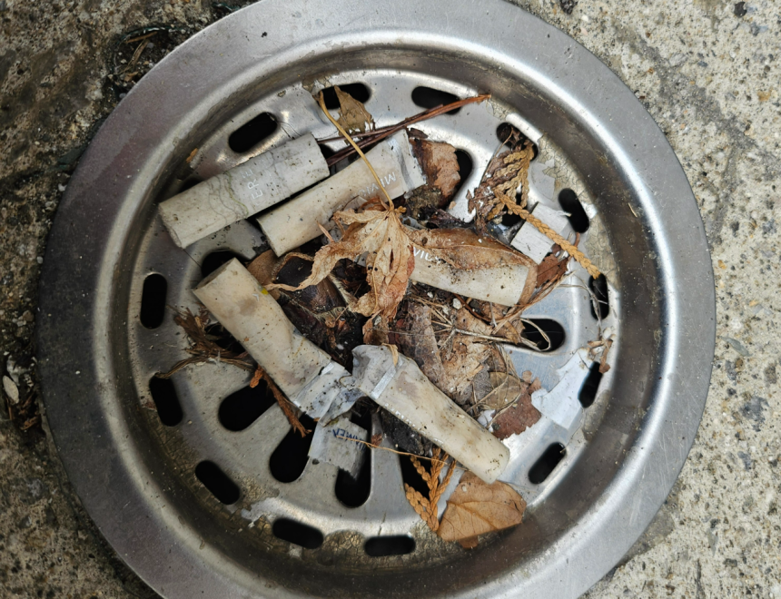 배수구가 담배꽁초로 막혀 있다. 김광우 기자.