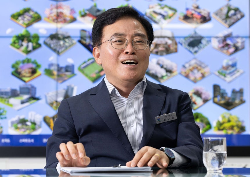 진교훈 서울 강서구청장이 지난달 26일 오후 강서구청 내 집무실에서 헤럴드경제와 인터뷰를 하고 있다. 진 구청장은 “국무회의를 공개하듯, 구청 간부회의도 구민에게 공개하겠다”고 말했다. 윤창빈 기자
