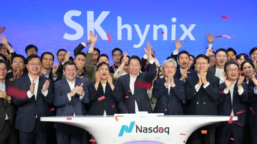 10일 오전(현지시간) 미국 뉴욕 나스닥 마켓사이트에서 열린‘오프닝 벨’행사에서 최태원 SK그룹 회장,곽노정 SK하이닉스 CEO,고승범 SK하이닉스 사외이사 겸 이사회 의장 등 임직원들이 나스닥 ADR 거래 