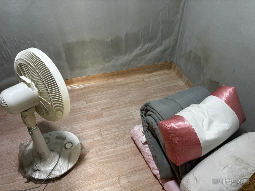 13일 오전 10시30분께 서울 종로구 돈의동 쪽방촌의 한 가구의 가로 1m·세로 2m짜리 좁은 방에서 창문과 에어컨도 없이 소형 선풍기 한대가 놓여진 모습.김서현 수습기자