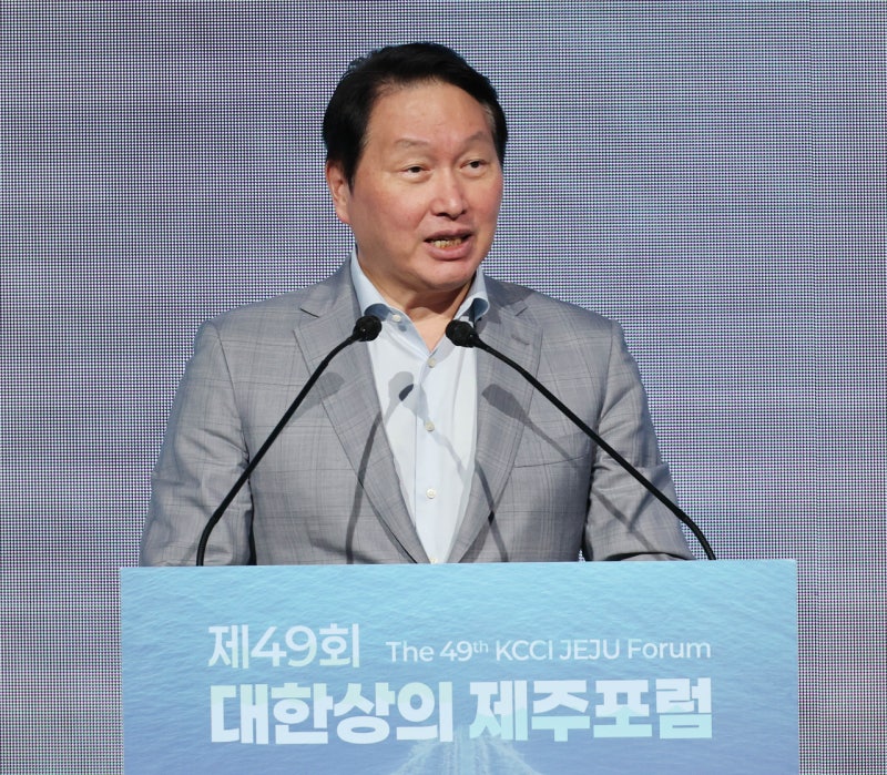 <b>최태원</b> “전기 때처럼 <b>일하는 방식</b> 자체를 AI로 <b>재설계</b>해야” [대한상의...