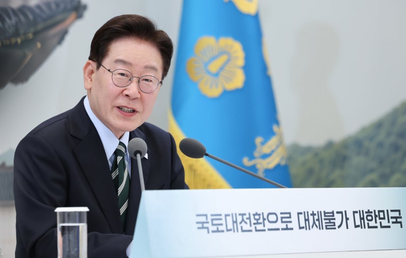 李대통령, <b>제헌절</b> 맞아 “매년 12월 3일 ‘국민주권의 날’로 지정”