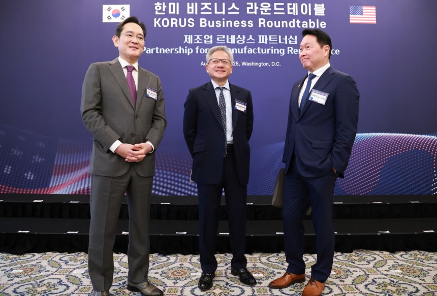 이재용(왼쪽) 삼성전자 회장과 최태원(오른쪽) 대한상공회의소 회장 겸 SK그룹 회장이 지난해 7월 미국 워싱턴DC 윌라드 호텔에서 열린 한미 비즈니스 라운드 테이블 리셉션에서 젠슨 황 엔비디아 최고경영자(CEO)와