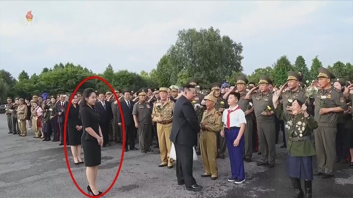 훌쩍 큰 김주애, ‘후계자’ 존재감 키웠나…<b>김정은</b> 부부와 함께 <b>전승절</b>...