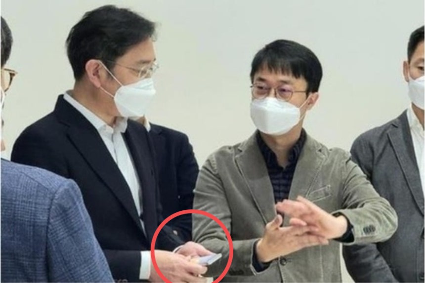 이재용 삼성전자 회장이 과거 화면이 펼쳐지는‘롤러블폰’으로 추정되는 제품을 쥐고 있는 모습이 포착됐다.