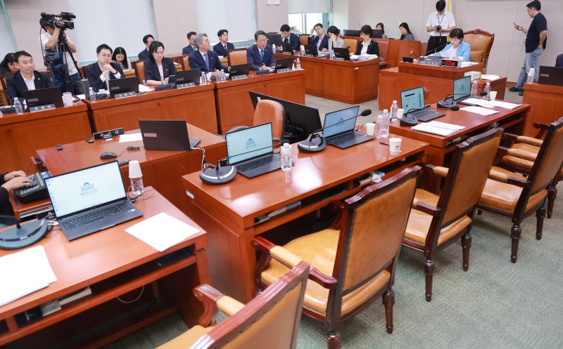 [속보] ‘보완수사권 폐지’ <b>형소법 개정안</b>, 與주도로 법사위 <b>통과</b>