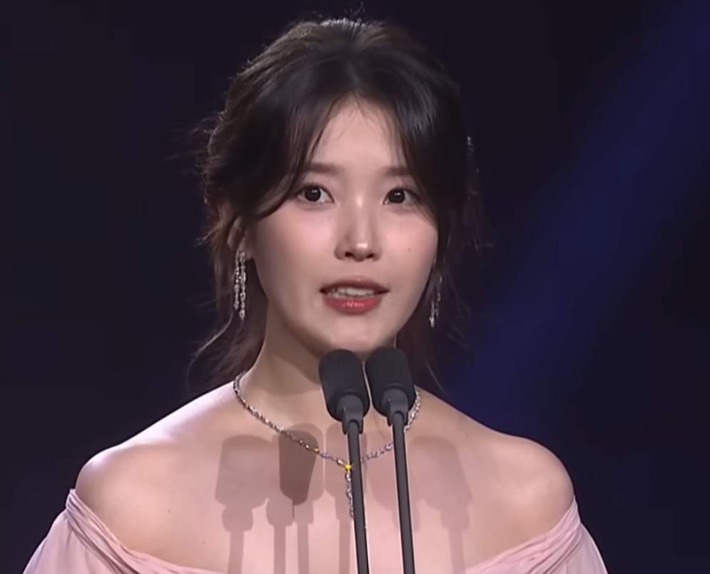아이유 ‘건강 악화 활동 중단’ 열흘만에 공식석상…“심장 쿵쿵거려...