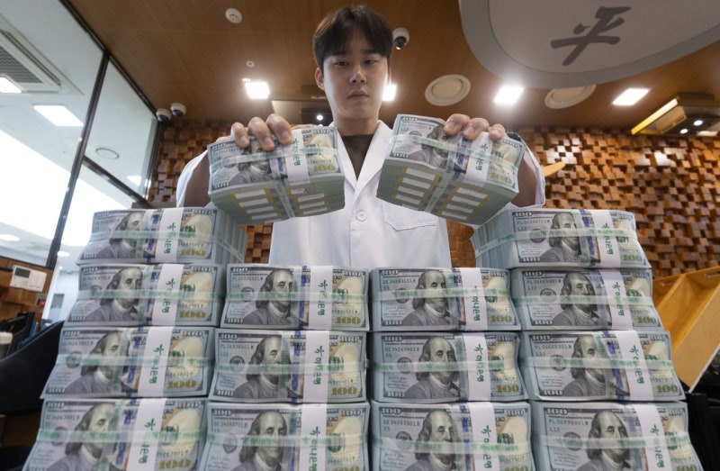 <b>외환보유액</b> 두 달째 늘어 4279억달러…세계 10위 복귀