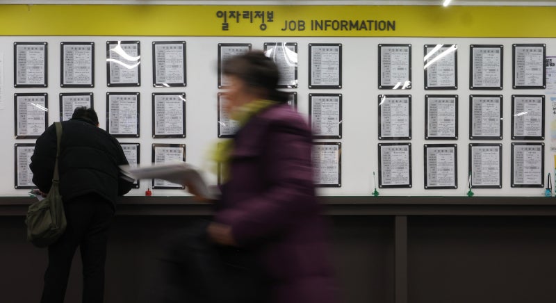고령 <b>취업자</b> 첫 <b>1000만명</b> 돌파…“은퇴 희망 연령 73.6세”