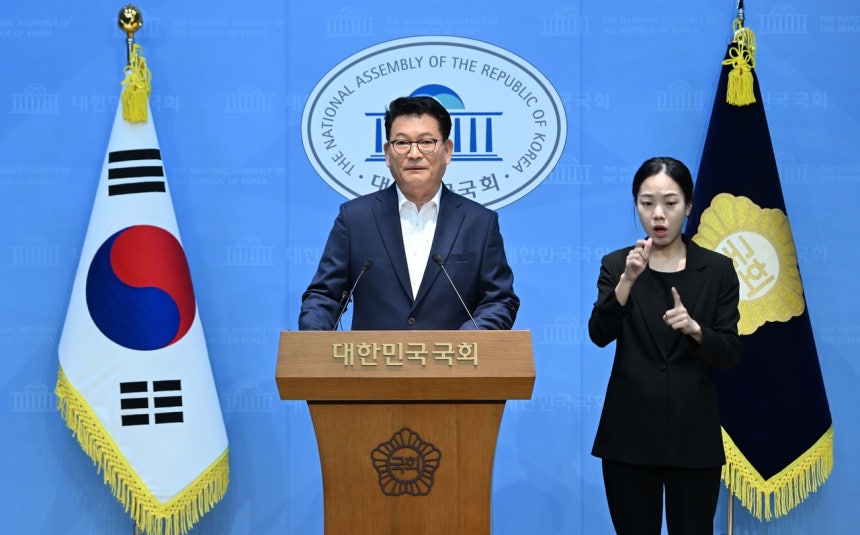 송영길 더불어민주당 당대표 후보가 5일 오전 서울 여의도 국회 소통관에서 조희대 대법원장 탄핵 추진 등을 포함한 사법개혁 관련 기자회견을 하고 있다. 이상섭 기자