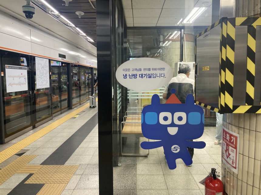 지하철 3호선 홍제역 승강장에 설치된 냉난방 대기실.헤럴드경제가 찾은 6일에는 고장ㅁ나 폭염 속에서도 무용지물이었다.손인규 기자