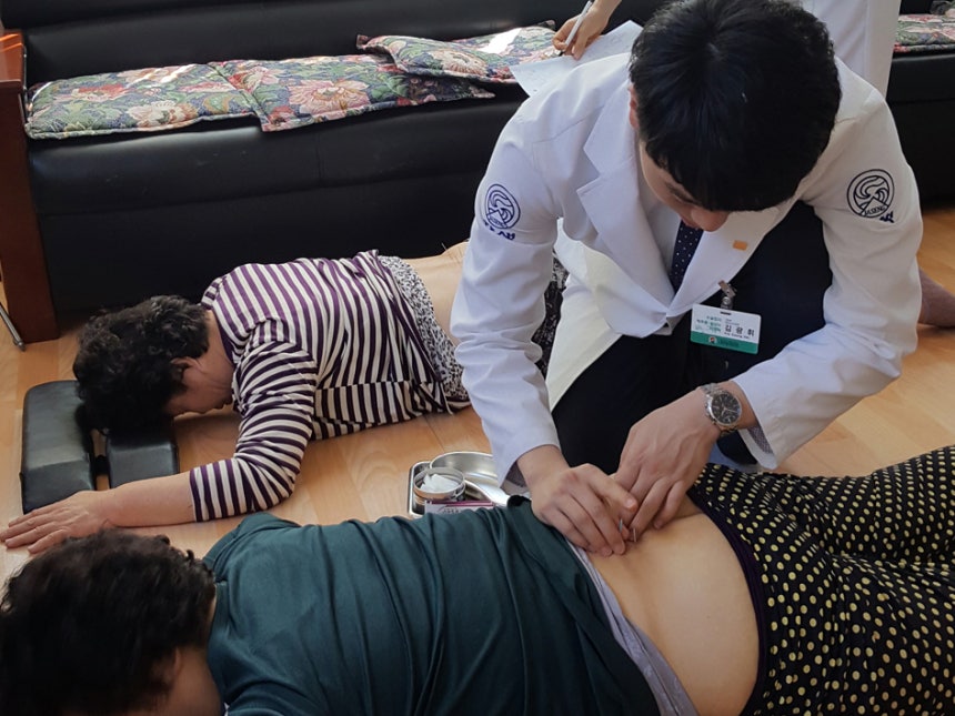 법원은 침 시술 직후 두 차례 장 수술을 받은 환자가 제기한 추가 의료과실 손해배상 소송에서 환자와 한의사·보험사가 작성한 확인서가 유효하다는 판결을 내렸다. 사진은 한방 침 치료를 받는 모습. 기사 내용과는 관련 