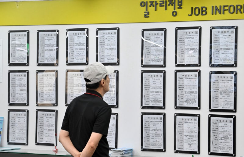 ‘월급’ 일자리 4개월째 감소, <b>코로나</b>이후 처음…역대 4번뿐