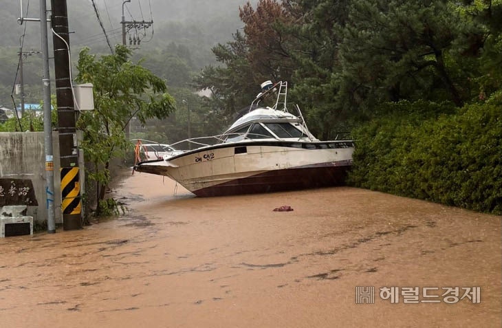 <b>통영</b> ‘극한호우’ 잇단 피해…곤리도 산사태로 60대女 매몰됐다 구조