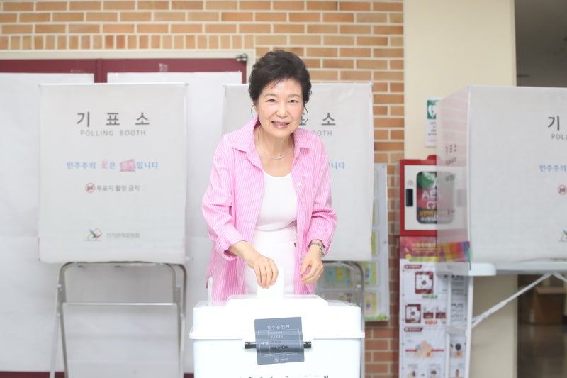 정점식, 박근혜 前 대통령 만나 “의원 연찬회 참석해달라”
