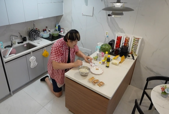 <b>최홍만</b>, <b>서울 집 공개</b>…식량창고에 간식·즉석밥 빼곡