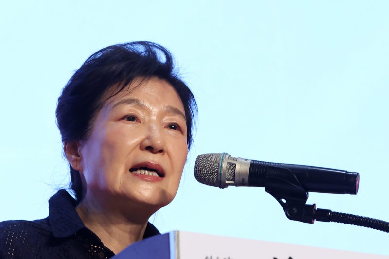 <b>박근혜</b> “<b>국힘</b>, 지도부 중심으로 일치단결 나아가야…동지애 두텁길”