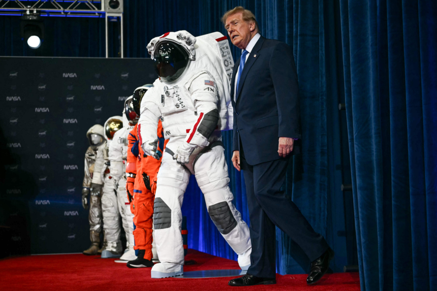 미국 도널드 트럼프 대통령이 2026년 8월 28일 텍사스주 휴스턴의 미 항공우주국(NASA) 린든 B. 존슨 우주센터에서 열린 ‘의회 우주 명예훈장’ 수여식에서 연설하기 위해 입장하고 있다. 이날 아르테미스 2호 