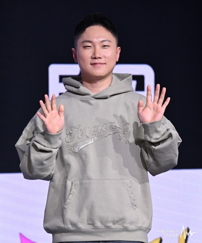 “결혼은 아직 안 했다”…<b>빠니보틀</b>, <b>신혼여행</b> 먼저 떠나며 <b>여친</b> 공개