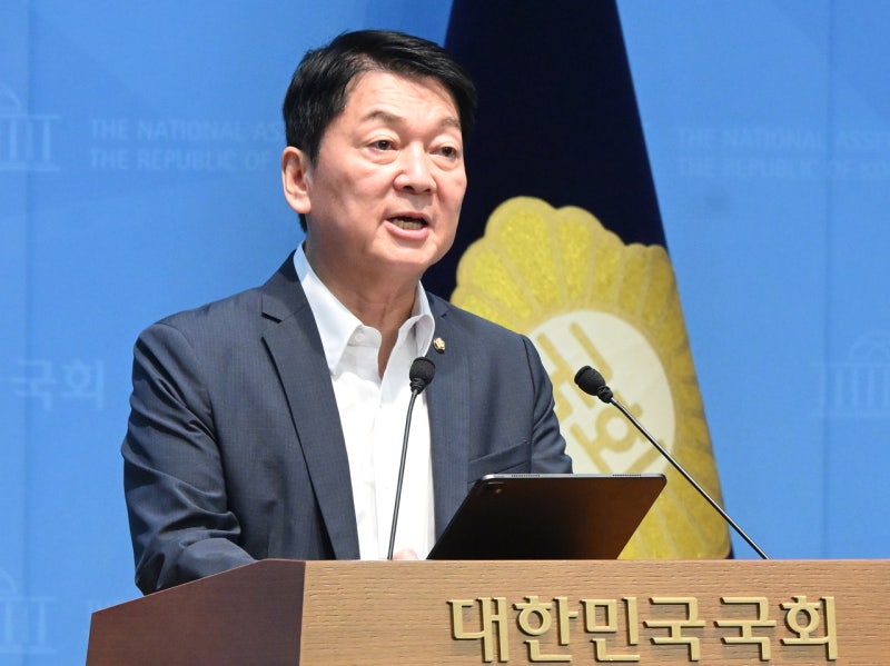 안철수 “<b>기본소득당</b>, 용혜인을 ‘령도자’로 모시는 정당…왜 국민 혈...