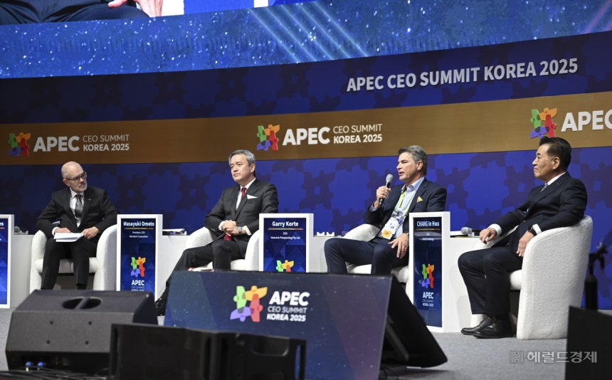 지난해 10월 30일 오전 경북 경주시 경주예술의전당에서 열린 APEC CEO SUMMIT KOREA 2025에서 폴 그라임스(왼쪽부터) 호주 무역 투자 위원회 CEO, 마사유키 오모토 마루베니 CEO, 게리 코르테