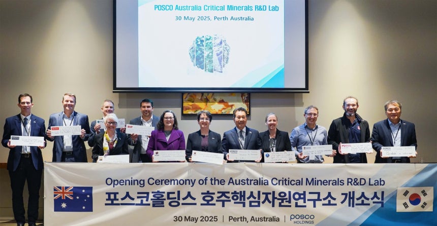 장인화 포스코그룹 회장과 호주 주요 자원기업·연구기관 관계자들이 2025년 5월 30일 호주 퍼스에서 열린 포스코홀딩스 호주핵심자원연구소 개소식에서 기념촬영을 하고 있다. [포스코홀딩스 제공]