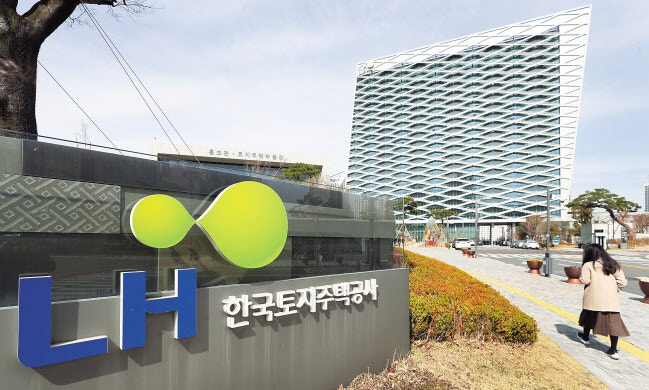 ‘주택공급 속도전’ <b>LH</b>, <b>보상</b> 인력 344명 투입하고 <b>보상기간</b> 44→24개월...
