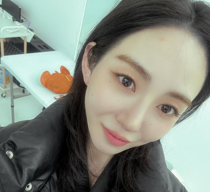 AOA 출신 <b>권민아</b> “<b>친언니</b>가 7~<b>8억 횡령</b>. 연락두절”…법적 대응 예고