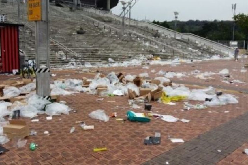 한 아이돌 콘서트가 끝난 후 공연장 입구에 쓰레기가 버려져 있다.[헤럴드DB]