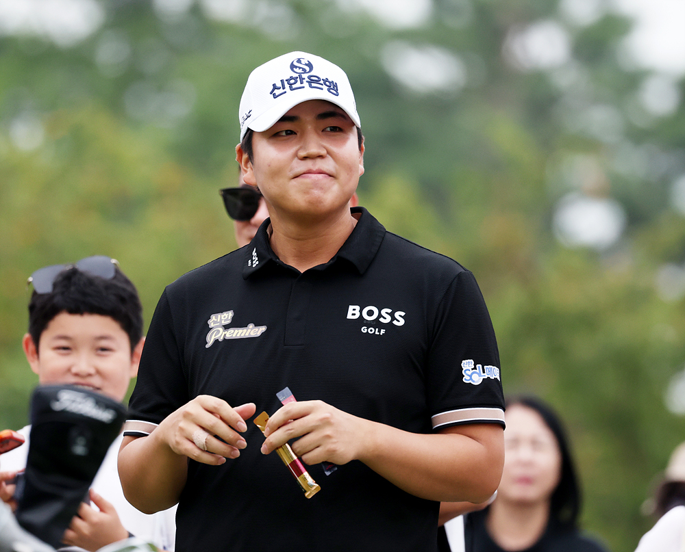 <b>장유빈</b>, 신한동해오픈 3R 1타 차 2위…3승 도전