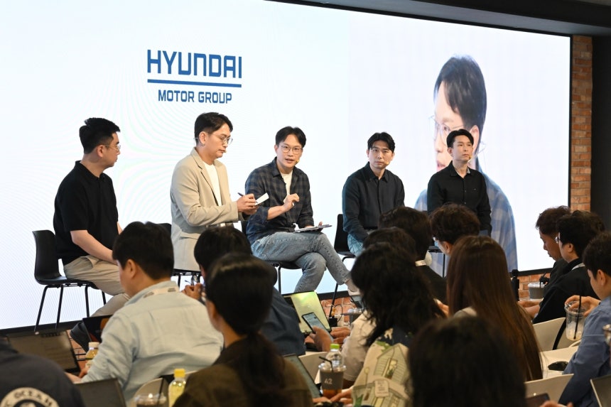‘현대차그룹 자율주행 미디어데이’에서 주재율(왼쪽부터) 포티투닷 PR 팀 TL, 권정현 현대차·기아 AVP본부 자율주행개발센터장 부사장, 박민우 현대차·기아 AVP본부장 사장, 정성균 포티투닷 아트리아 그룹 GL, 