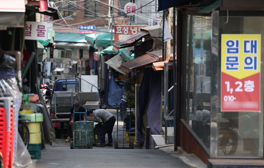 지난해 음식업과 서비스업 등을 운영하다 폐업한 사업자가 97만개를 넘었고, 폐업률은 9%에 달한 것으로 집계됐다. 68.5%는 폐업할 때 부채를 갖고 있었고, 평균 부채 금액은 8천531만원이었다. 폐업하기로 결정한