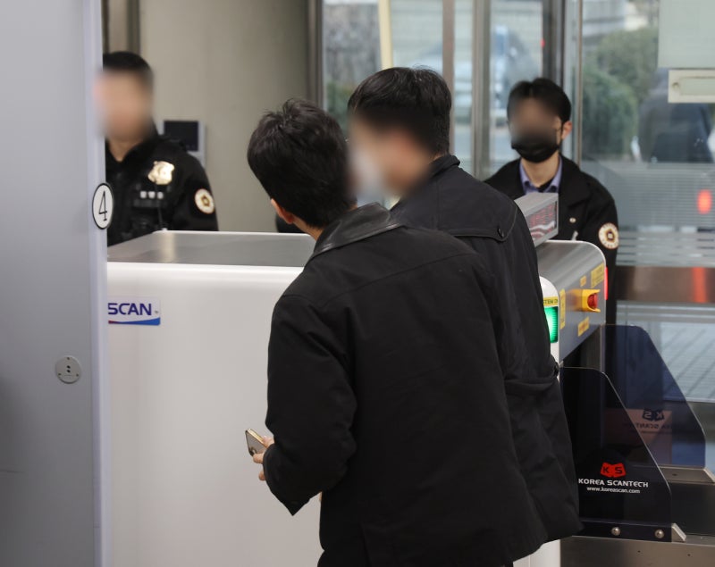 ‘북한 <b>무인기 침투</b>’ <b>대학원생</b> 실형은 면했다… 1심 징역 8월·집행유예...