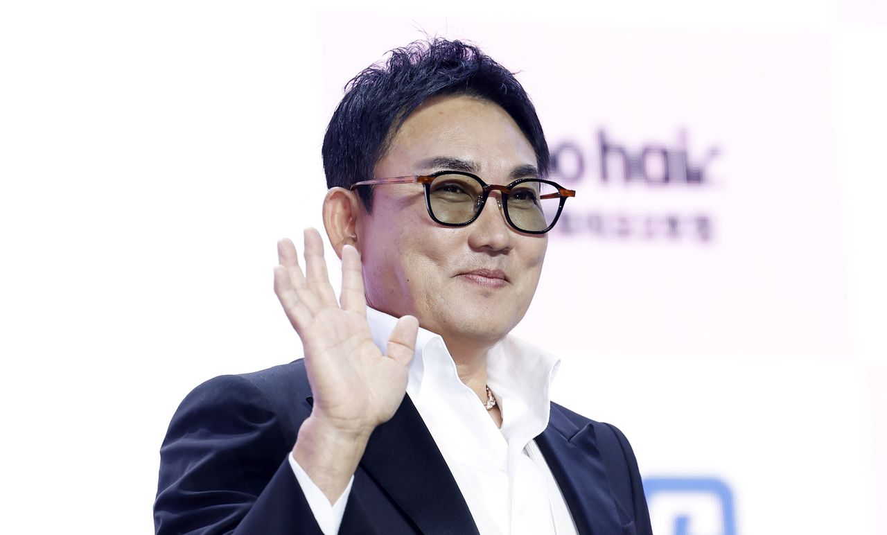 <b>이승철</b>, 할아버지 됐다…“내 <b>손주</b> 웰컴이다” 큰딸 출산에 감격