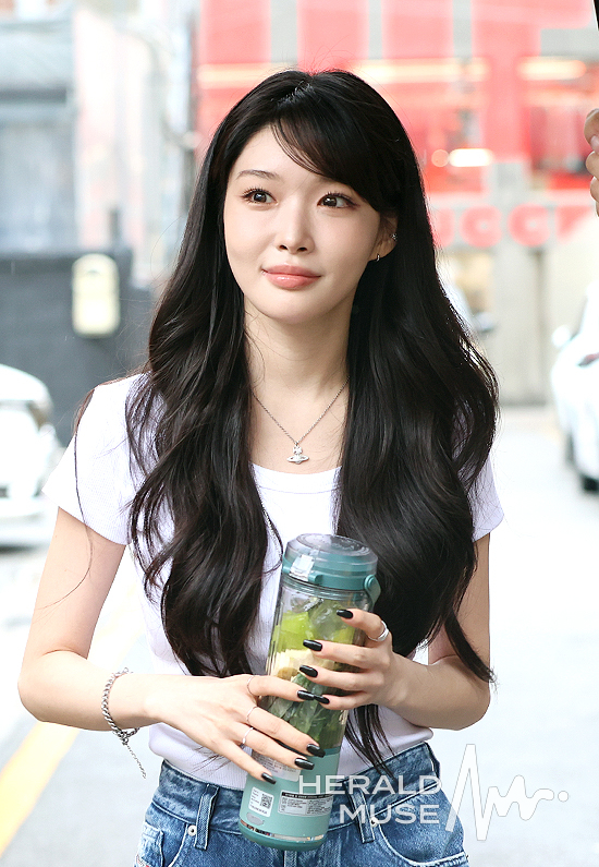 <b>청하</b> 건강 문제로 <b>응급실 이송</b>…대학 축제 무대 무산