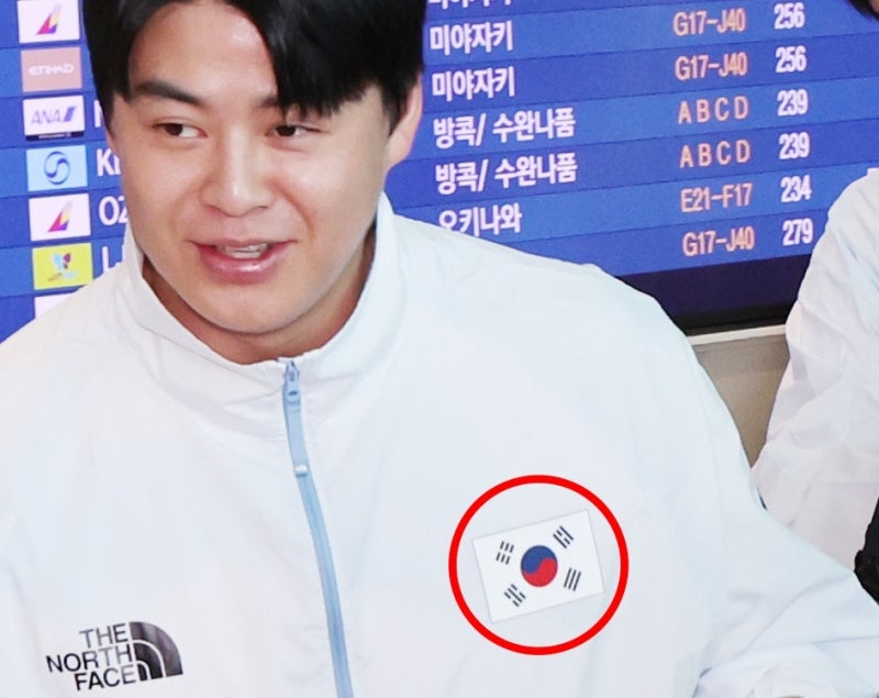 야구대표팀 주장 단복에 뒤집힌 <b>태극기</b>가…“처음부터 거꾸로 인쇄된 것...