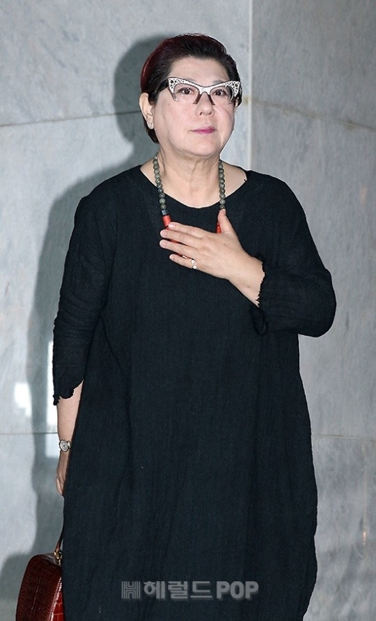<b>양희은</b>, <b>암</b> <b>수술</b> 고백…“4월 <b>암</b> <b>수술</b>·6월 각막 <b>수술</b>”