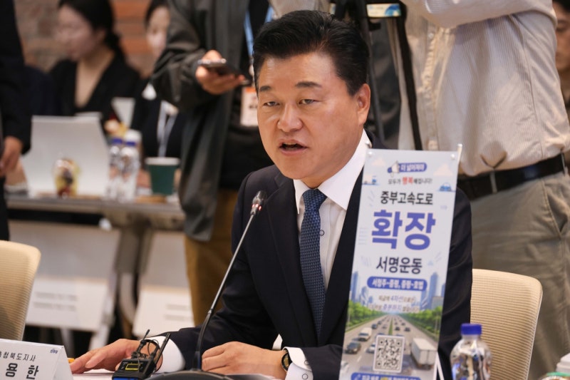 경찰, <b>신용한 충북</b>도<b>지사</b> 집무실 <b>압수수색</b>…휴대전화 등 확보