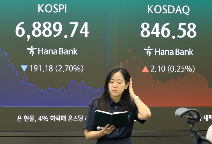 28일 서울 중구 하나은행 본점 딜링룸에 주가지수가 표시되고 있다.이날 코스피는 191.18p(2.70%) 내린 6889.74로 장을 마쳤다.[연합]
