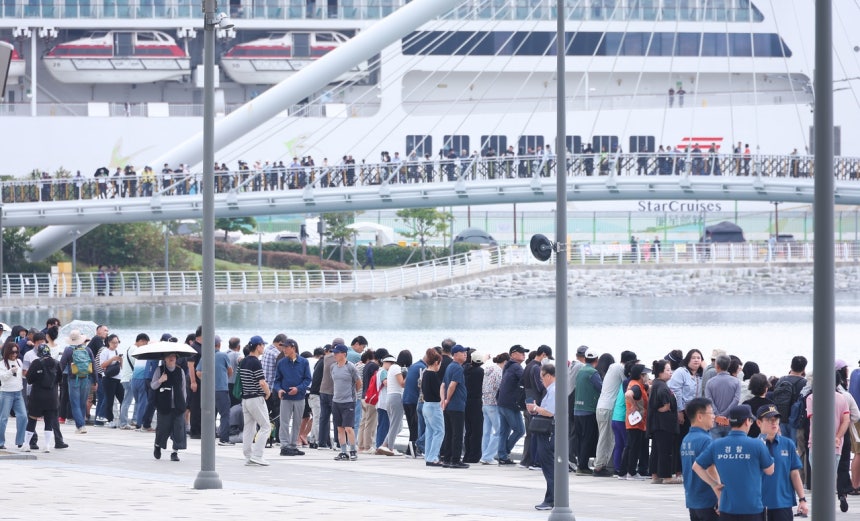 29일 부산 동구 북항친수공원에서 12일째 수로에 머문 상어‘부캉이’를 보기 위해 많은 시민이 모여 있다.[연합]