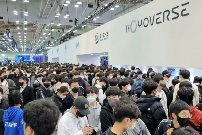 국제 게임 전시회‘지스타 2022’에서 중국 게임‘원신’굿즈를 받으려는 팬들로 겹겹이 긴 줄이 형성된 중국 게임사 호요버스 부스 전경.[김현일 기자/joze@]