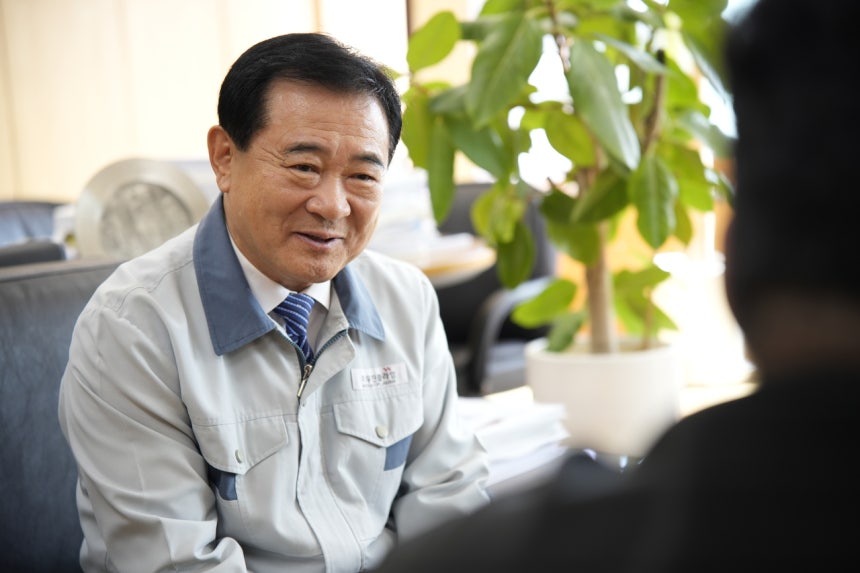 김익환 우진플라임 대표가 지난달 30일 충북 보은 본사에서 헤럴드경제와 인터뷰하고 있다.[우진플라임 제공]