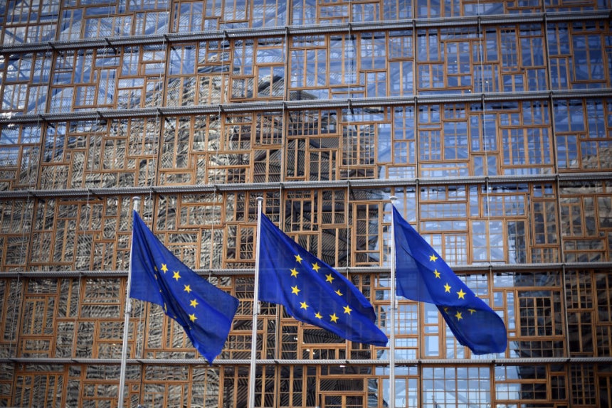 벨기에 브뤼셀에 있는 유로파 빌딩에 유럽연합(EU) 깃발이 휘날리고 있다.8년만에 한국 정상이 EU를 방문하면서,EU 내에서의 관심도 높아지고 있다.[게티이미지]