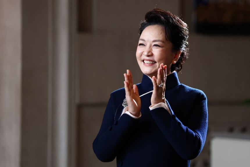 지난달 24일(현지시간) 시진핑 중국 국가주석의 아내 펑리위안 여사가 멜라니아 트럼프 영부인과 함께 미국 스미스소니언 국립 아시아 미술관을 방문한 희망중국학교 합창단 학생들의 공연을 보고 박수를 치고 있다.[게티이