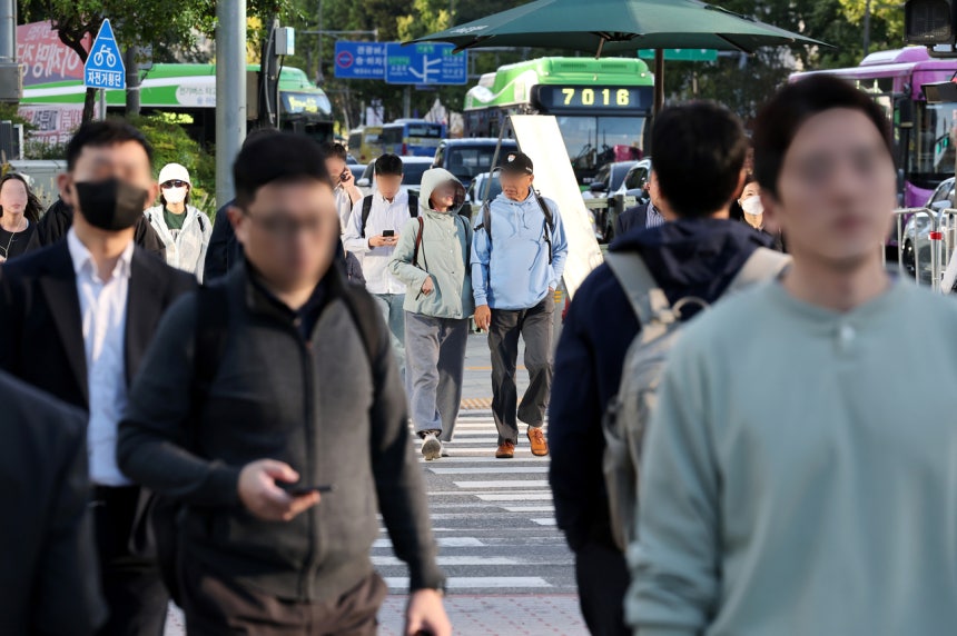 1일 오전 서울 종로구 광화문거리에서 쌀쌀해진 날씨 속에 시민들이 출근하고 있다.[연합]