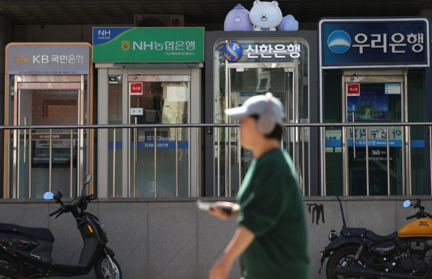 4일 서울 시내에 설치된 여러 은행 ATM기.[연합]