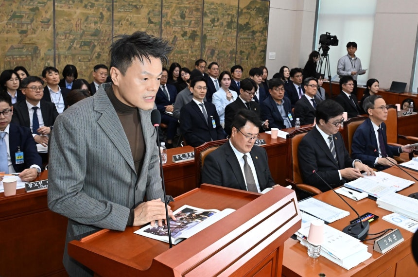 박진영 대중문화교류위원회 공동위원장이 7일 서울 여의도 국회에서 열린 국회 문화체육관광위원회의 문화체육관광부에 대한 국정감사에서 업무보고를 하고 있다.이상섭 기자