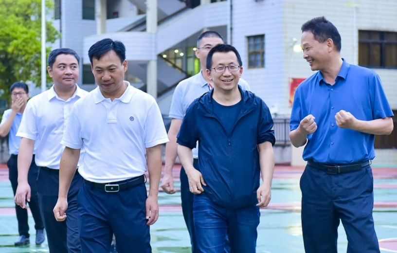 장이밍은(앞줄 가운데)은 2021년 경영 일선에서 물러나 거액을 고향과 모교에 기부하며 인재 양성에 기여하고 있다. 사진은 룽옌 교육국을 찾아 5억위안의 교육기금을 기부하던 당시의 모습. [룽옌 교육국]