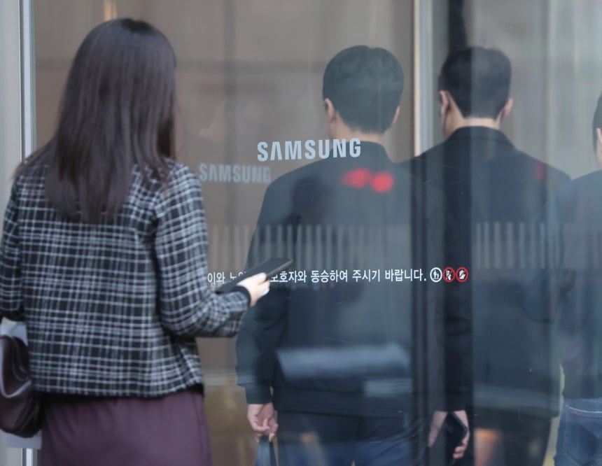 삼성전자가 올해 3분기 영업이익 107조4000억원을 기록해 국내 기업 사상 최초로 분기 영업익 100조원 시대를 열었다.삼성전자는 연결 기준 올해 3분기 영업이익이 107조4천억원으로 작년 동기보다 782.5% 